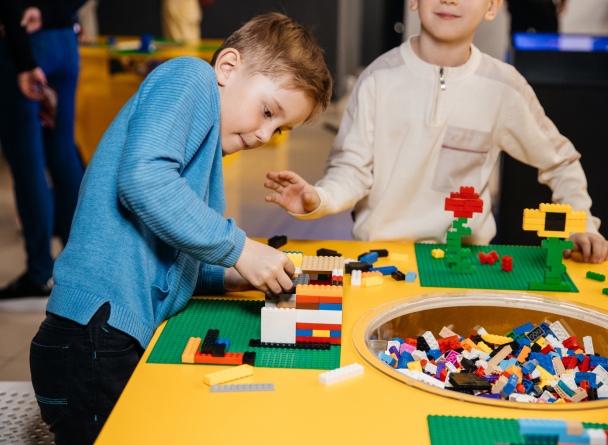 Выставка конструктора Легоу в TRINITI. Детям и взрослым предлагают окунуться в мир конструктора и пройти весь путь - от начала создания до современности.