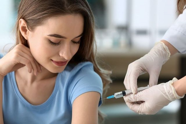 16 и 17 июля в TRINITI можно будет сделать прививку против COVID-19. Вакцинацию будут проводить доктора поликлиники №7 в стенах медицинского пункта ледового катка.
