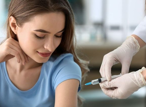 16 и 17 июля в TRINITI можно будет сделать прививку против COVID-19. Вакцинацию будут проводить доктора поликлиники №7 в стенах медицинского пункта ледового катка.