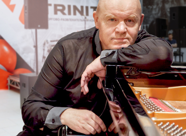 5 мая в 18.00 в атриуме ТРК состоится выступление известного пианиста Игоря Гиро. Мы предлагаем замедлиться и после шопинга выпить чашечку фиалкового латте под звуки рояля/