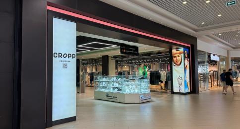 Реклама на угловых световых колоннах 2 этаж